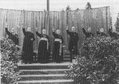 Uhusiano wa Adolf Hitler na Kanisa Katoliki Priests-salute