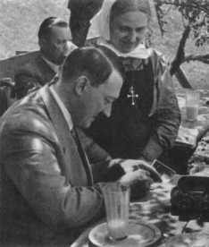 Uhusiano wa Adolf Hitler na Kanisa Katoliki Hitlerwithfan